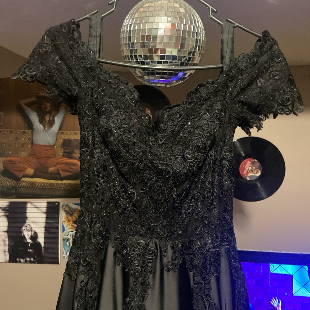 Elegant Black Lace Prom Dress